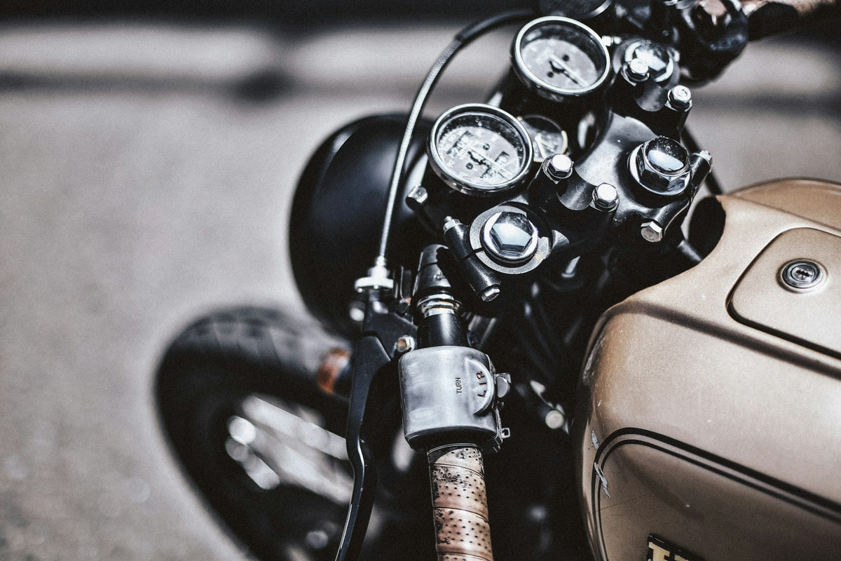 Manillar y relojes de una moto café racer. Foto: Christopher Burns / Unsplash