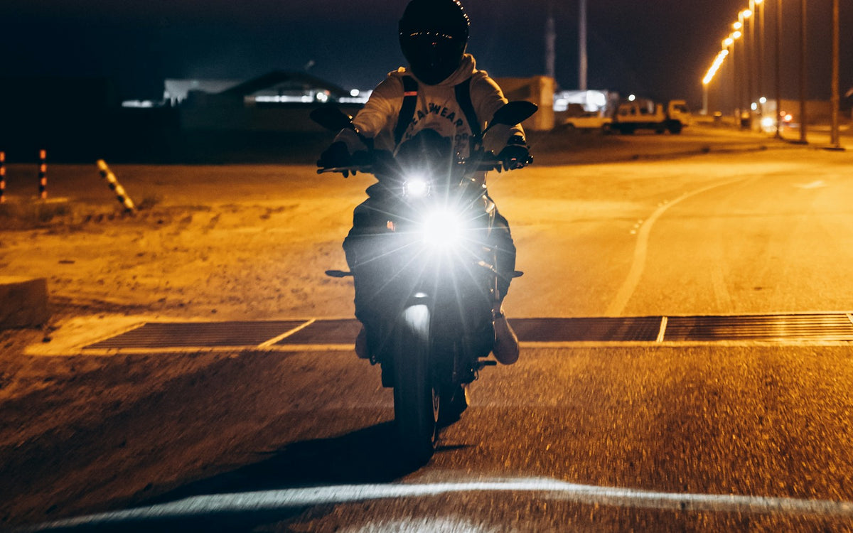 Motorista de noche con el faro encendido. Foto: Abdelkader Kherbouche / Unsplash