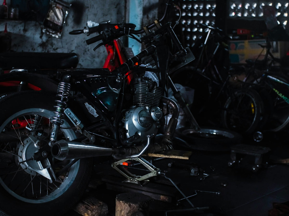 Moto en diagnóstico en un taller con poca luz. Foto: Kenny Letsoin / Unsplash
