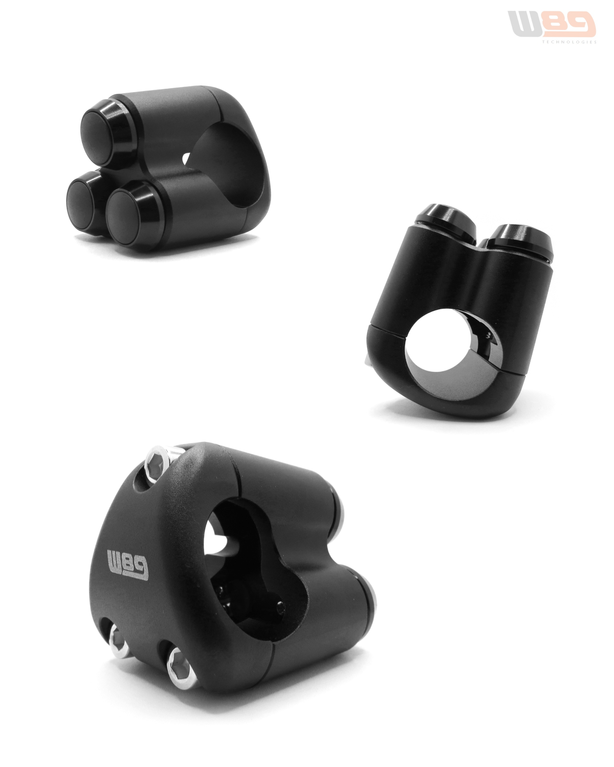 Vistas del pulsador triple W89: frontal con 3 botones, lateral y abrazadera trasera con tornillos